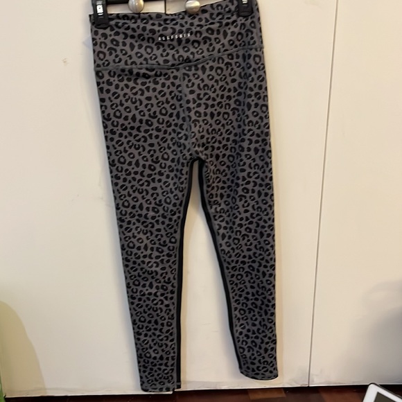 Leopard print leggings - NWT - Picture 3 of 3